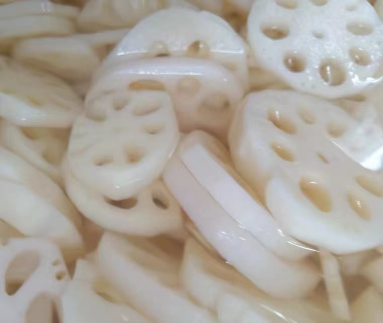 家庭厨房中处理白莲藕的过程