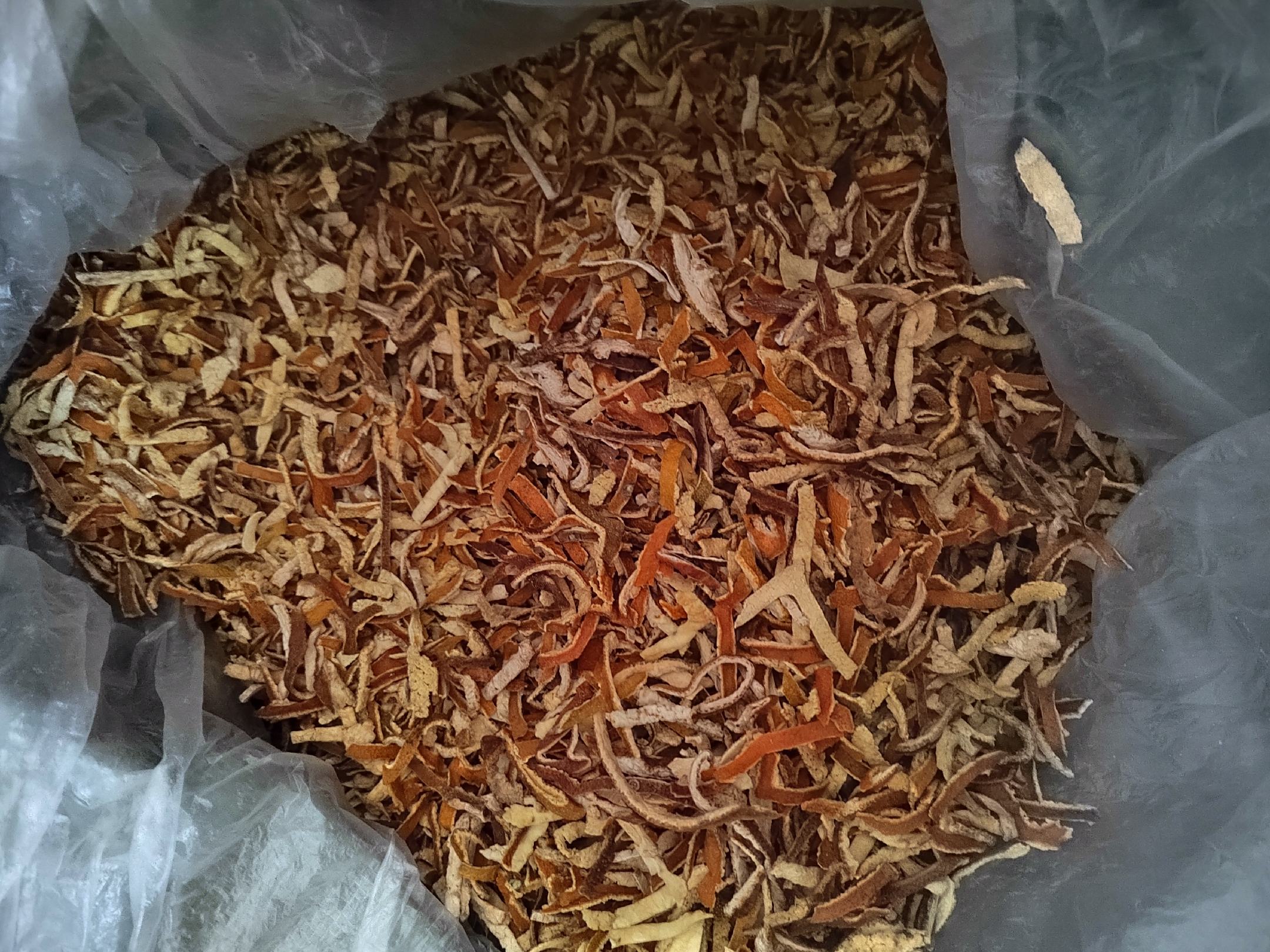 红提陈皮茶配伍图:展示红提性味与陈皮(辛、苦、温,归脾肺经)的协同作用,陈皮理气健脾、燥湿化痰,中和红提微寒之性,增强生津润肺功效,适合秋燥兼脾虚者日常饮用 红提与温性食材配伍示意图:玻璃杯中盛放红提果肉与少量陈皮丝,加入85℃热水冲泡,汤色呈琥珀透亮,杯壁凝结细密水珠,背景为中医古籍《食疗本草》影印页局部