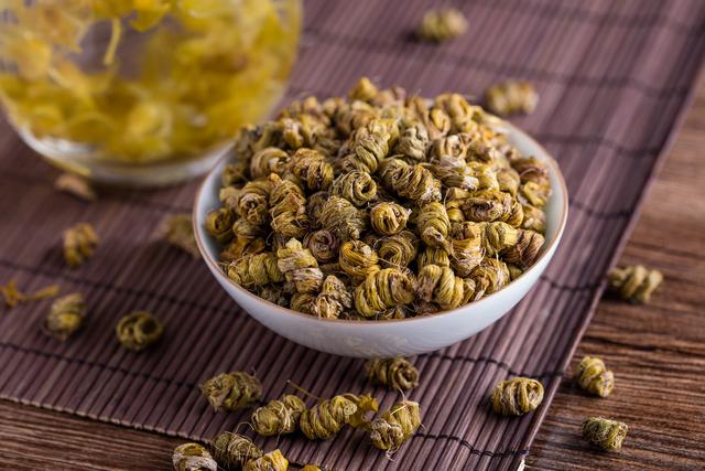 高清微距摄影:左侧为浙江雁荡山产新鲜铁皮石斛茎条(节间短、表皮紫红、蜡质层厚),右侧为美国威斯康星州产三年生西洋参主根切片(断面黄白相间、菊花纹清晰、质地致密),两者按3:1重量比置于白瓷茶盏中,背景为实验室pH试纸(显示浸泡液pH 6.2)及电子天平(精度0.001g) 铁皮石斛鲜条与西洋参切片实物对比图