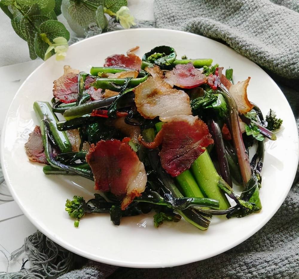 腊肉红菜苔成品图,展现炒制完成的红菜苔与腊肉融合的美味画面 腊肉红菜苔成品图