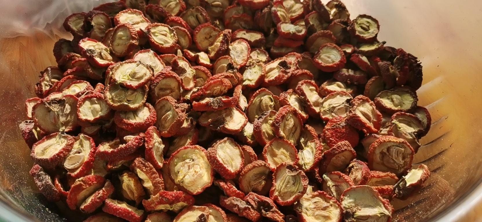 山酸梨果干与果酱成品展示图,体现其加工多样性与营养价值 山酸梨果干与果酱成品展示图