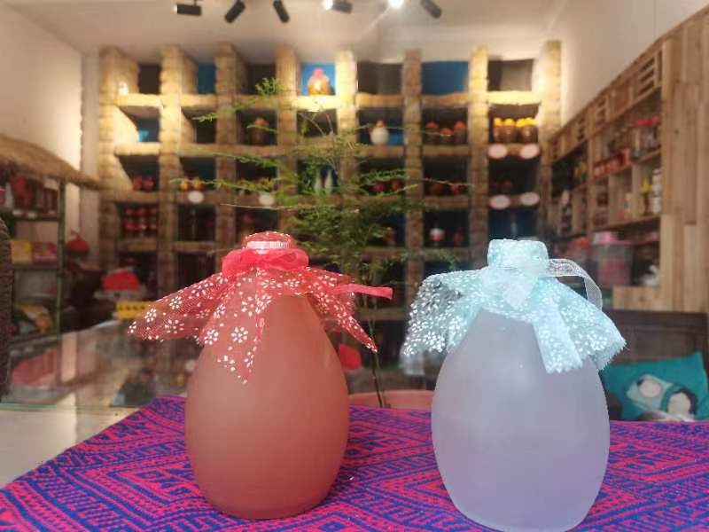 柚子米酒装瓶与饮用图