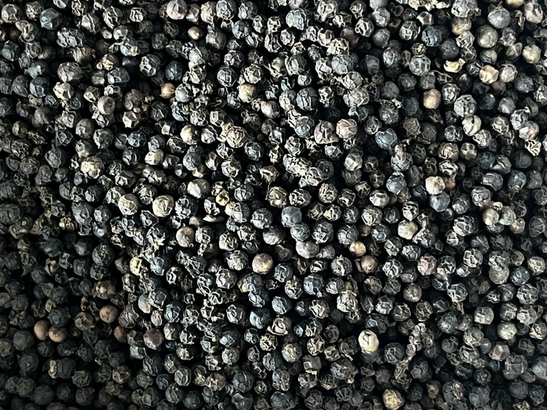 黑胡椒颗粒特写,展示其天然形态和颜色 黑胡椒颗粒特写