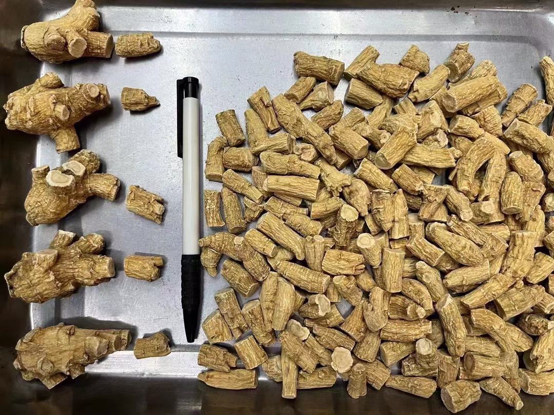 一张展示三种正规西洋参产品的图片:左侧为加拿大进口西洋参礼盒,标有原产地认证标志和条形码;中间为同仁堂小包装西洋参片,印有OTC标识和批号;右侧为带检测报告的电商详情页截图,突出显示‘人参皂苷Re+Rg1+Rb1≥6.5%’的检测结果。背景为药店货架环境,体现正规销售渠道 正规西洋参产品包装示例图