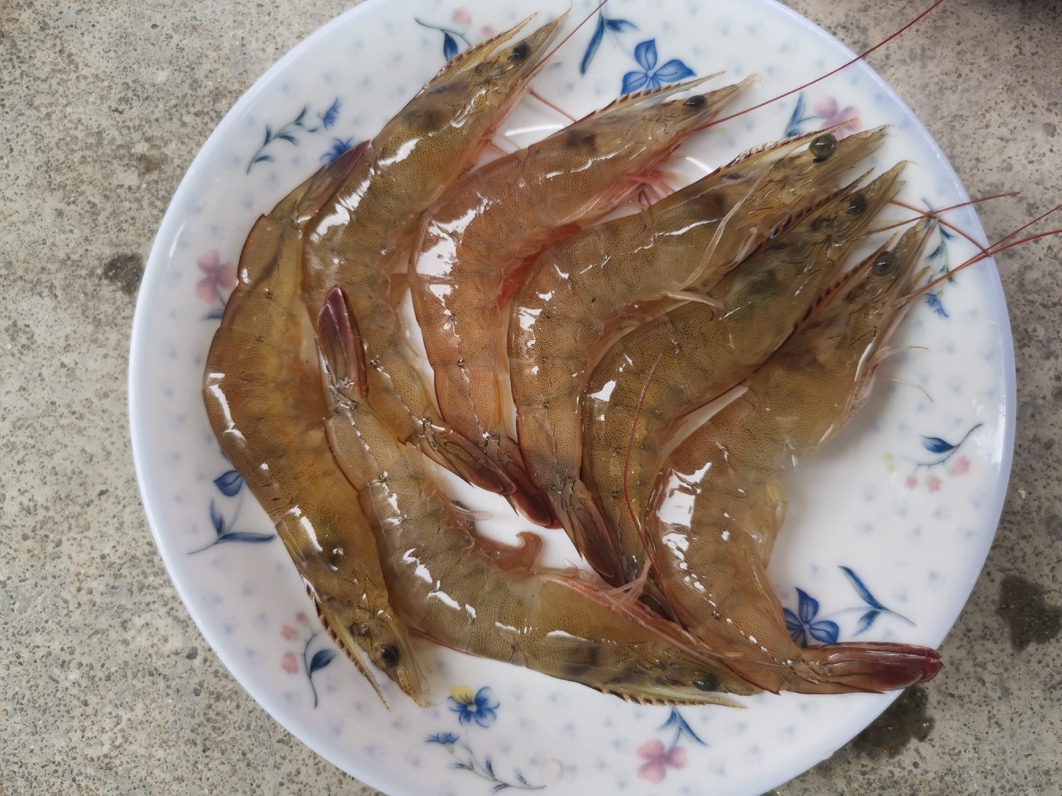 厨师正在清洗处理新鲜红尾对虾准备烹饪