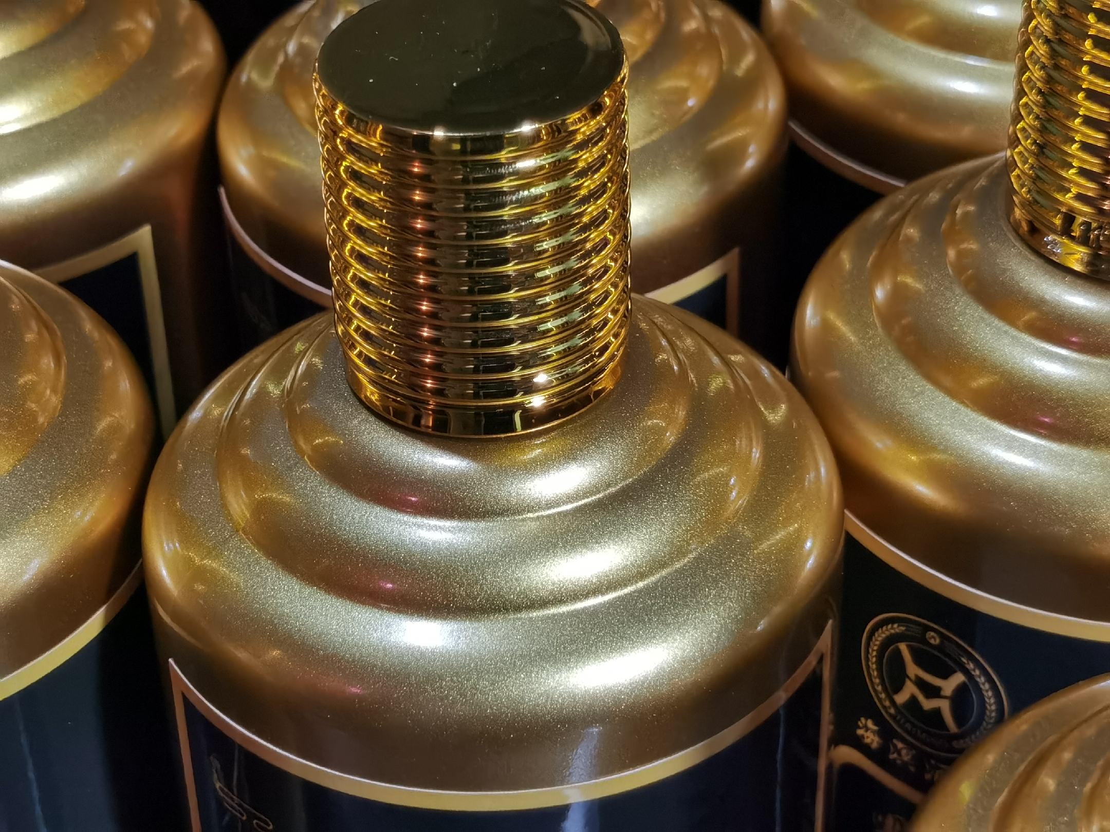 桃子果酒成品展示:晶莹剔透的果酒装在玻璃瓶中,桃子果肉沉在底部,酒液呈淡金色,散发着淡淡果香 桃子果酒成品展示