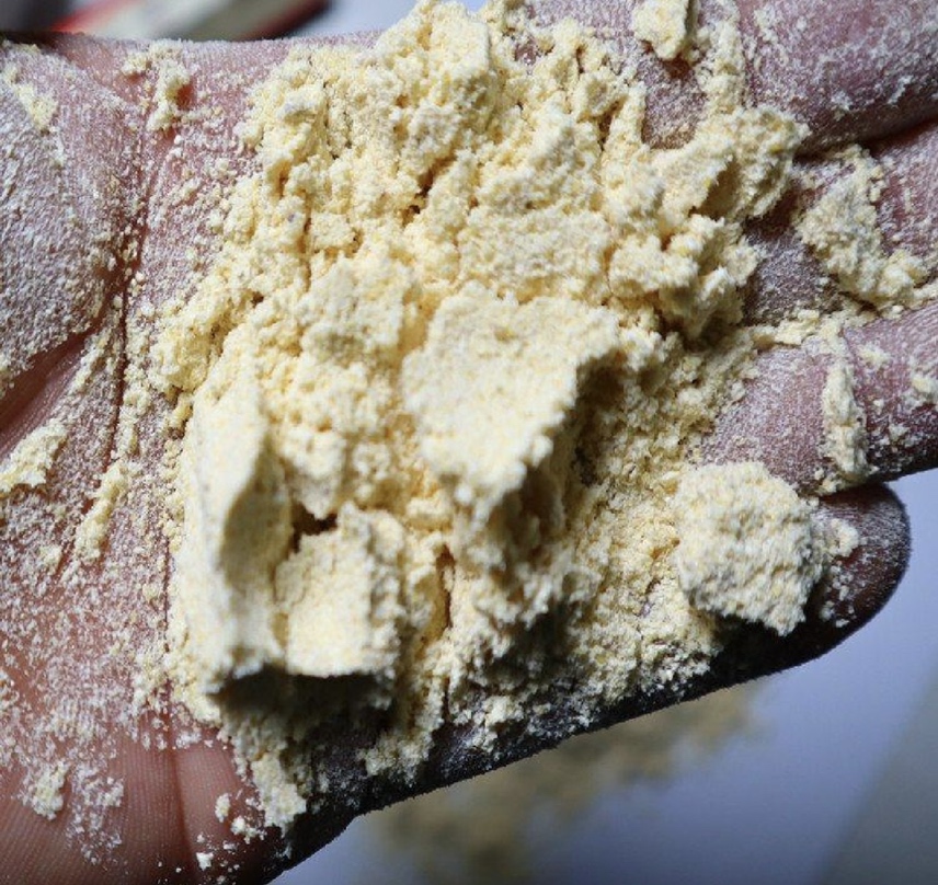 甜玉米花爆制前的准备过程,包括玉米粒筛选、烘烤等步骤 甜玉米花爆制前的准备过程