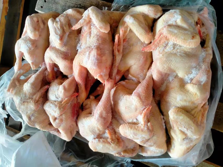 一位孕妇正在厨房用白胡椒炖煮鸡汤,旁边摆放着其他天然香料 白胡椒炖汤场景图