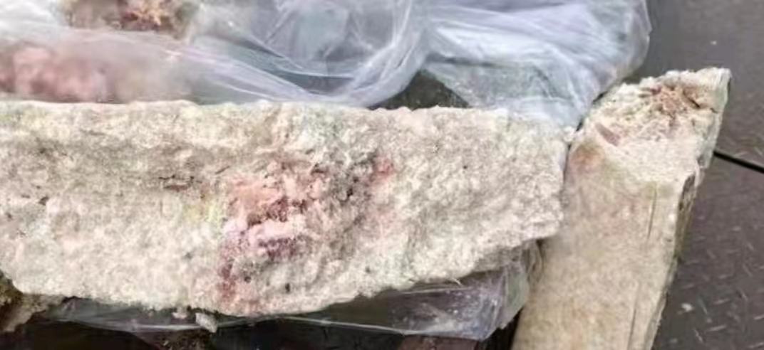 一只清洗干净的鸭子放在案板上,旁边摆放着去除的脂肪和内脏,刀具与厨房纸巾清晰可见 鸭子清洗与去脂过程