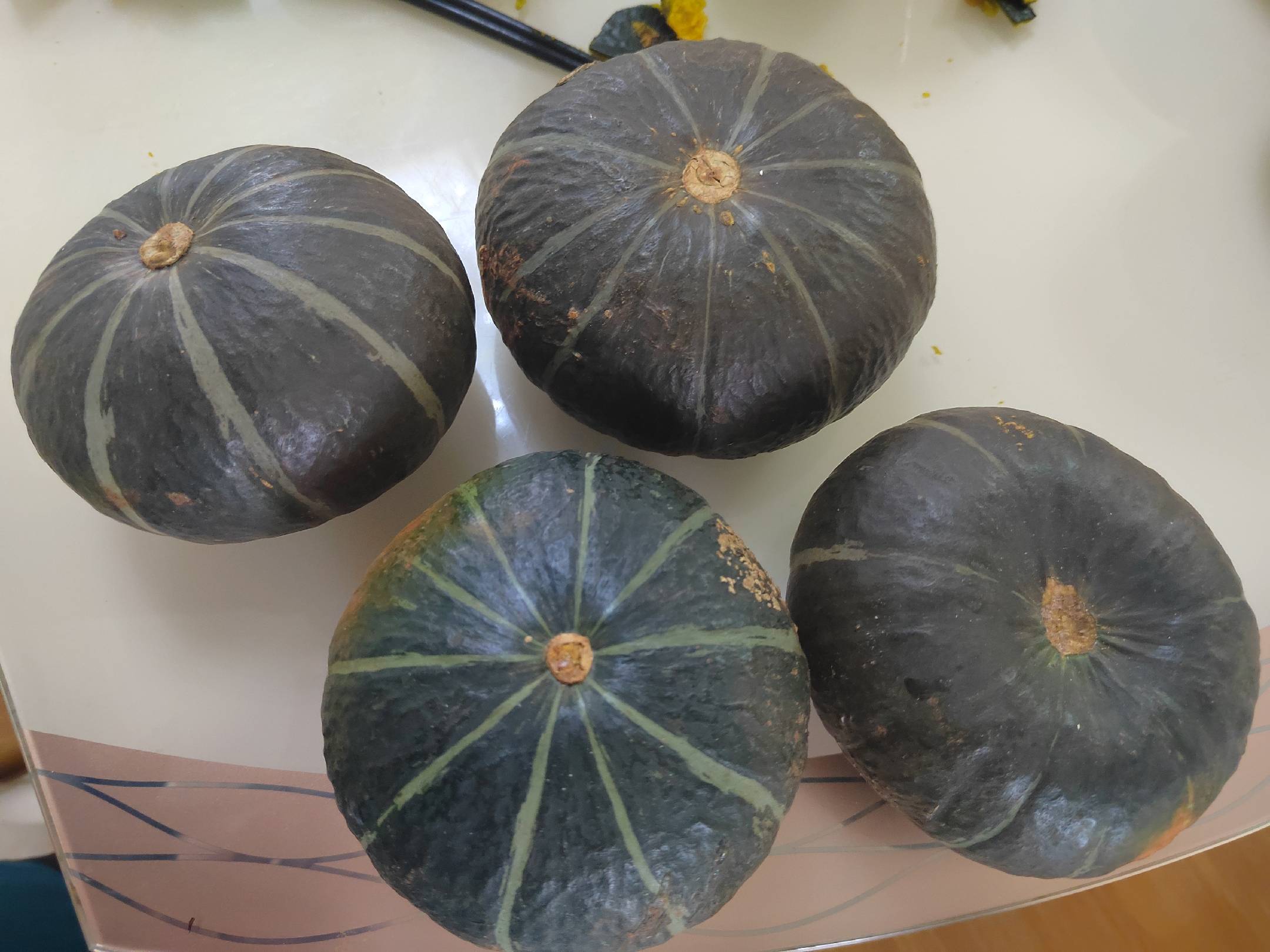 展示清洗干净并切块的板栗南瓜,摆放整齐,背景干净 板栗南瓜切块展示图