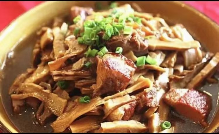 苦竹笋与鸡肉、香菇一同炖煮的菜品成品图,展现其美味与营养的结合 苦竹笋与肉类搭配的家常菜成品图