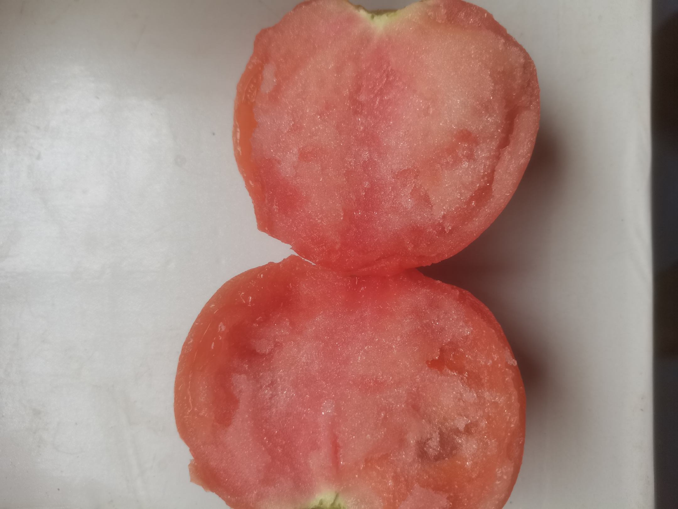 展示普罗旺斯西红柿被切成片状,整齐排列在冷冻袋中,准备放入冰箱冷冻室 普罗旺斯西红柿冷冻保存示意图