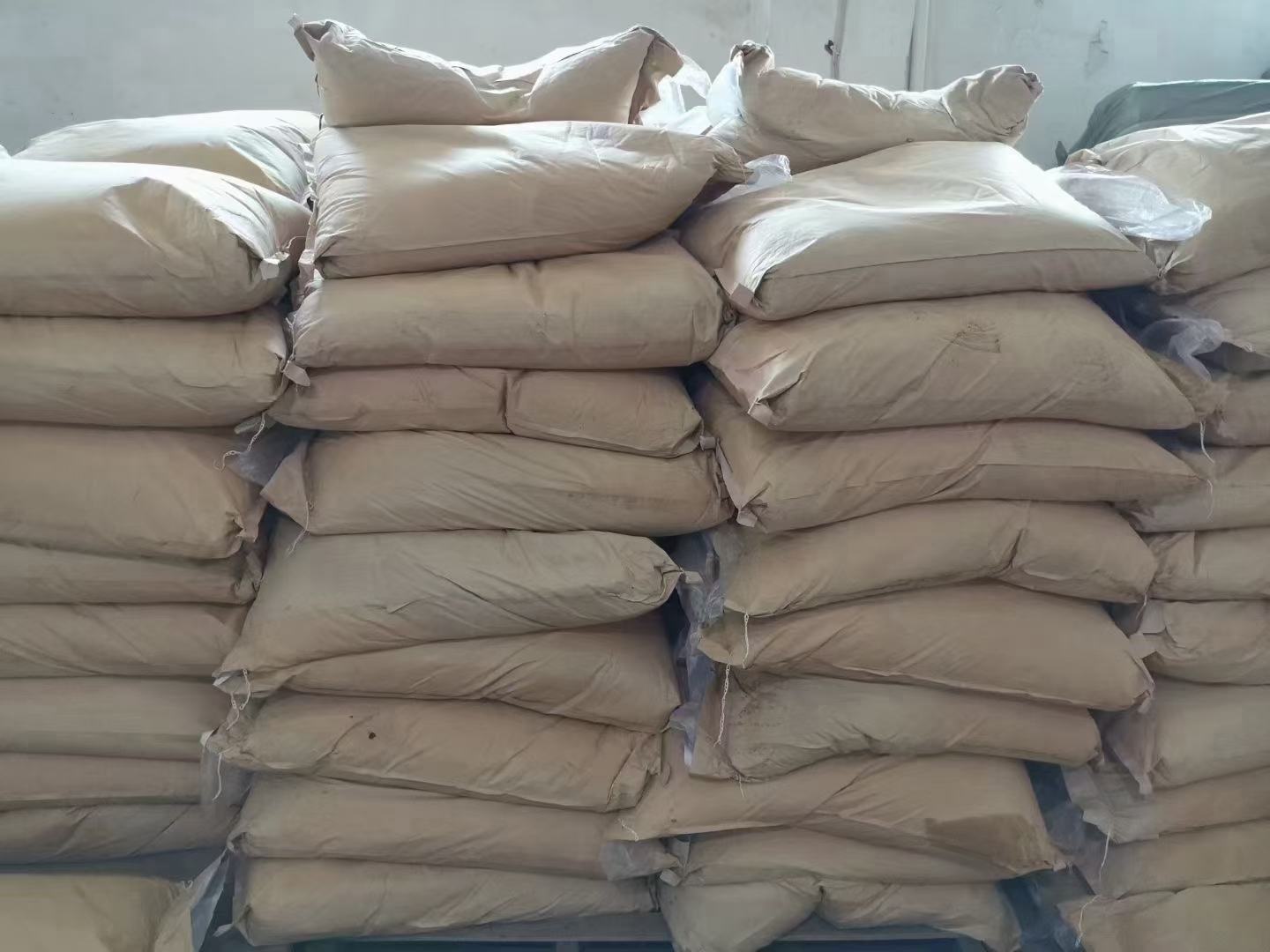 一组陈列照片:左侧为新鲜老莲藕与嫩莲藕各一支并列摆放;中间为市售瓶装藕汁饮料与真空包装藕段;右侧为袋装纯藕粉、即食糯米藕罐头、藕多糖保健品胶囊,背景为现代食品工厂流水线示意 莲藕深加工产品展示图