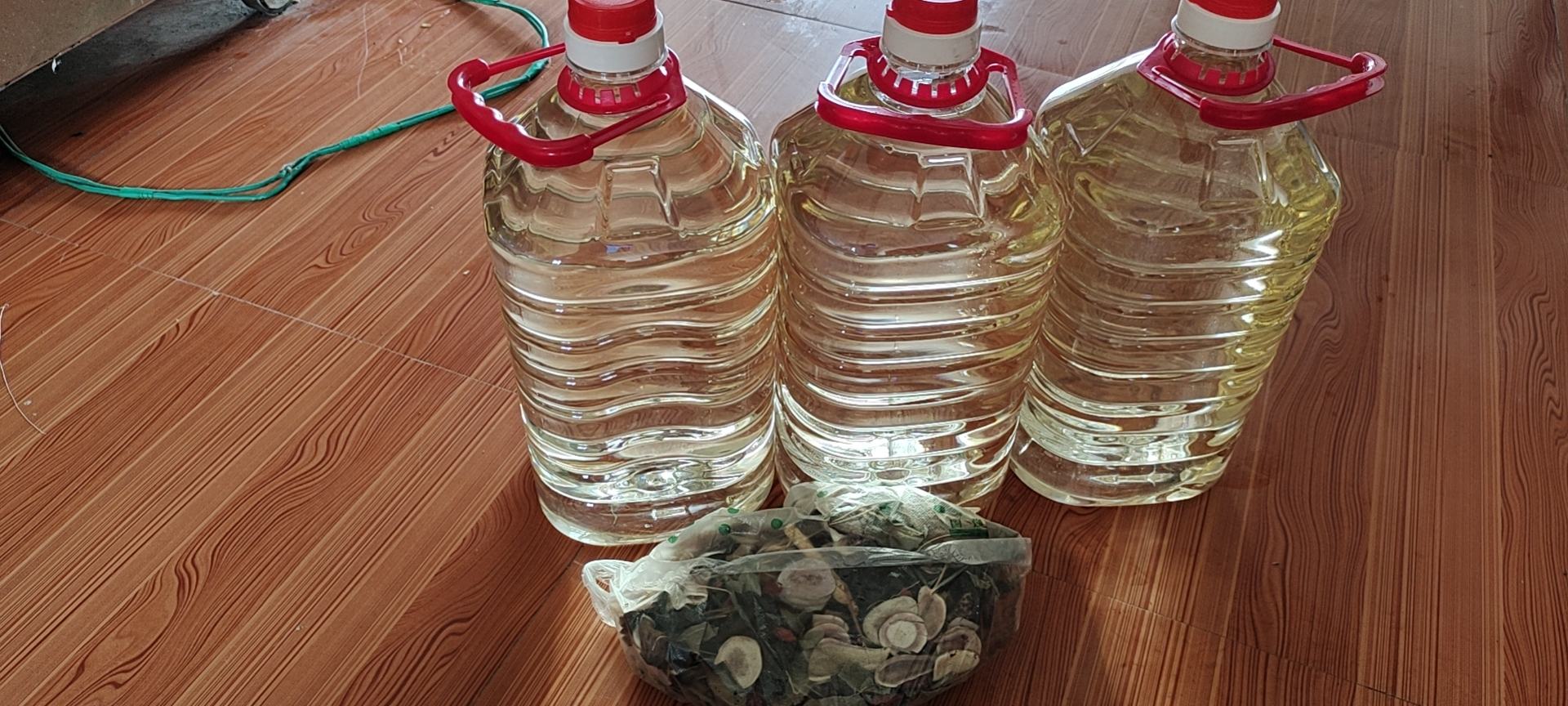 熟地黄与白酒等泡酒材料摆放在桌面上
