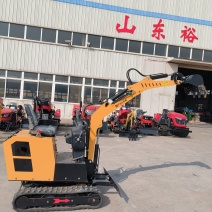 10型小型挖机适合果园大棚等狭小地带作业，方便小巧灵活