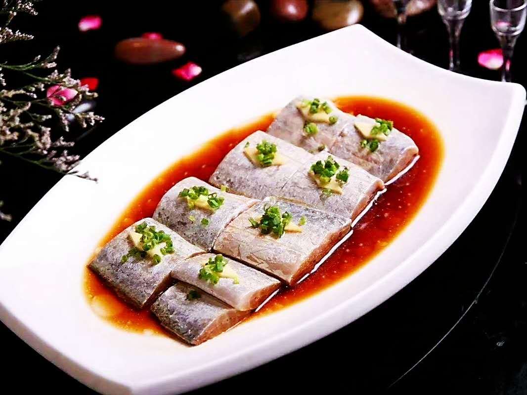 厨房实拍：清蒸秋带鱼出锅瞬间