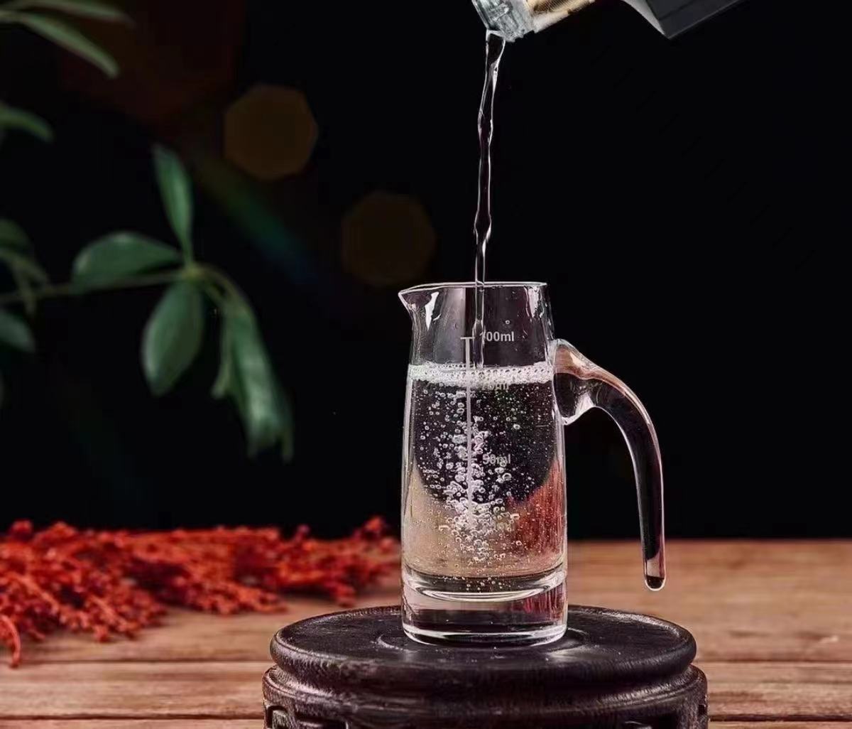 红枣泡酒示意图,展示红枣与白酒浸泡在一起的玻璃瓶,背景为木质桌面 红枣泡酒示意图