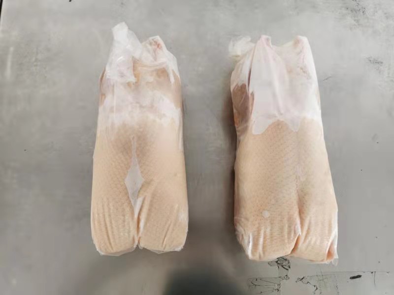 丹桂醇香年份鸭成品展示,色泽红亮,香气扑鼻 丹桂醇香年份鸭成品展示