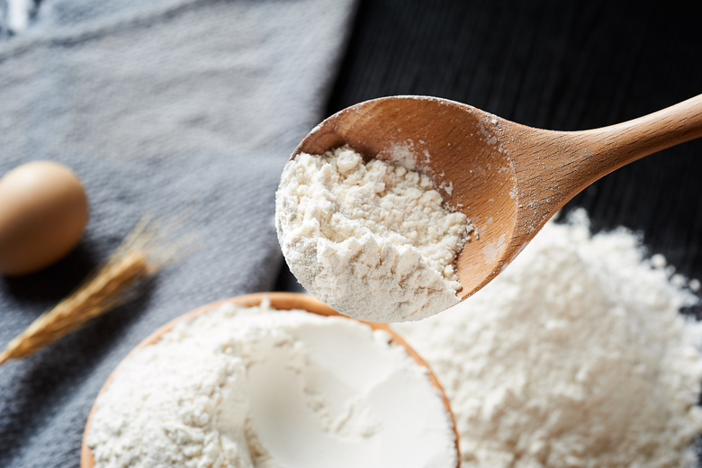 烘焙中称量鸡蛋液的场景