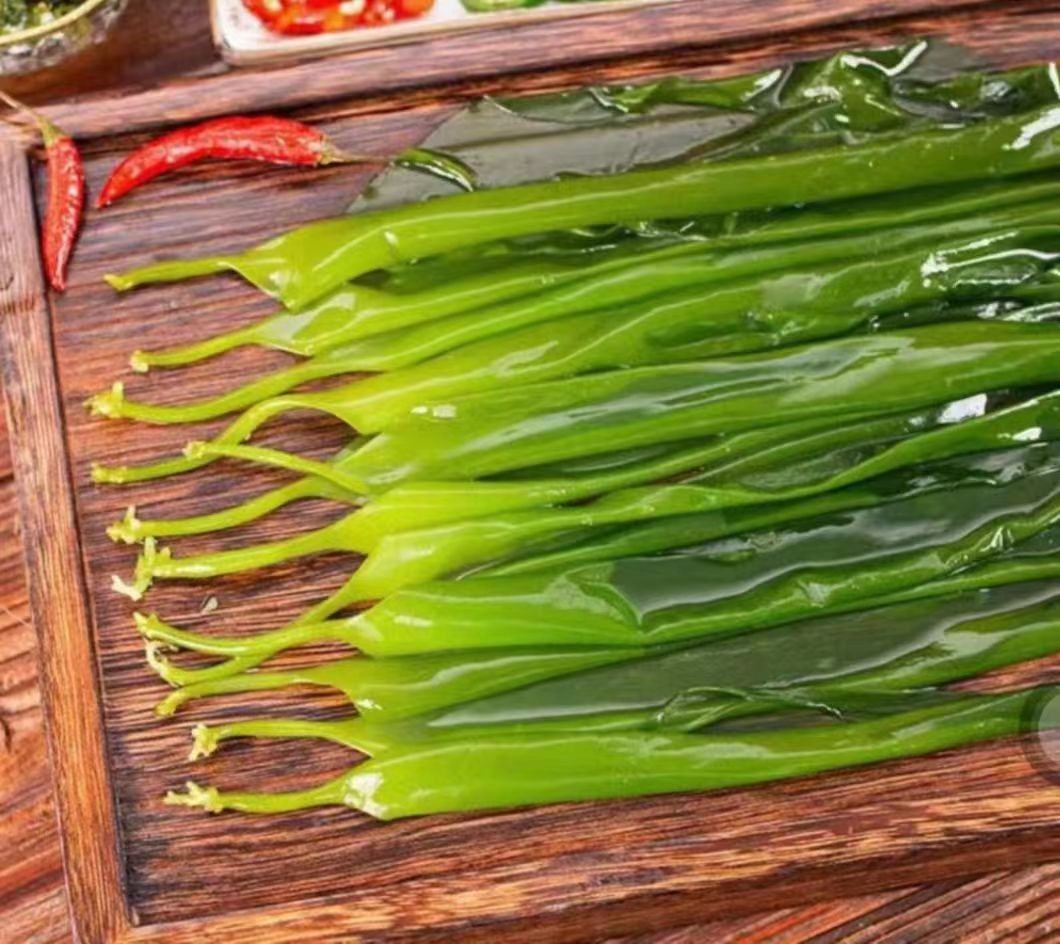 海带片均匀铺在烤盘上，准备烘烤