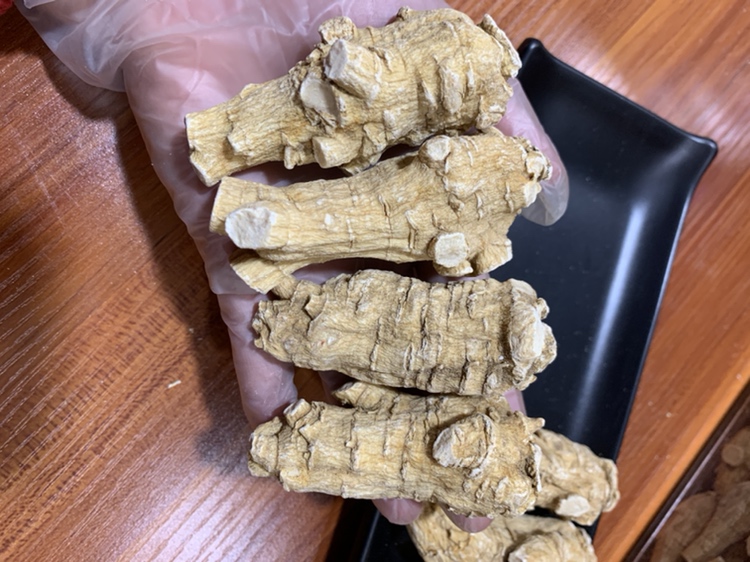 图片说明:左侧为干燥丹参药材,右侧为切片西洋参根部,展示其外观特征与质地差异 丹参与西洋参对比图