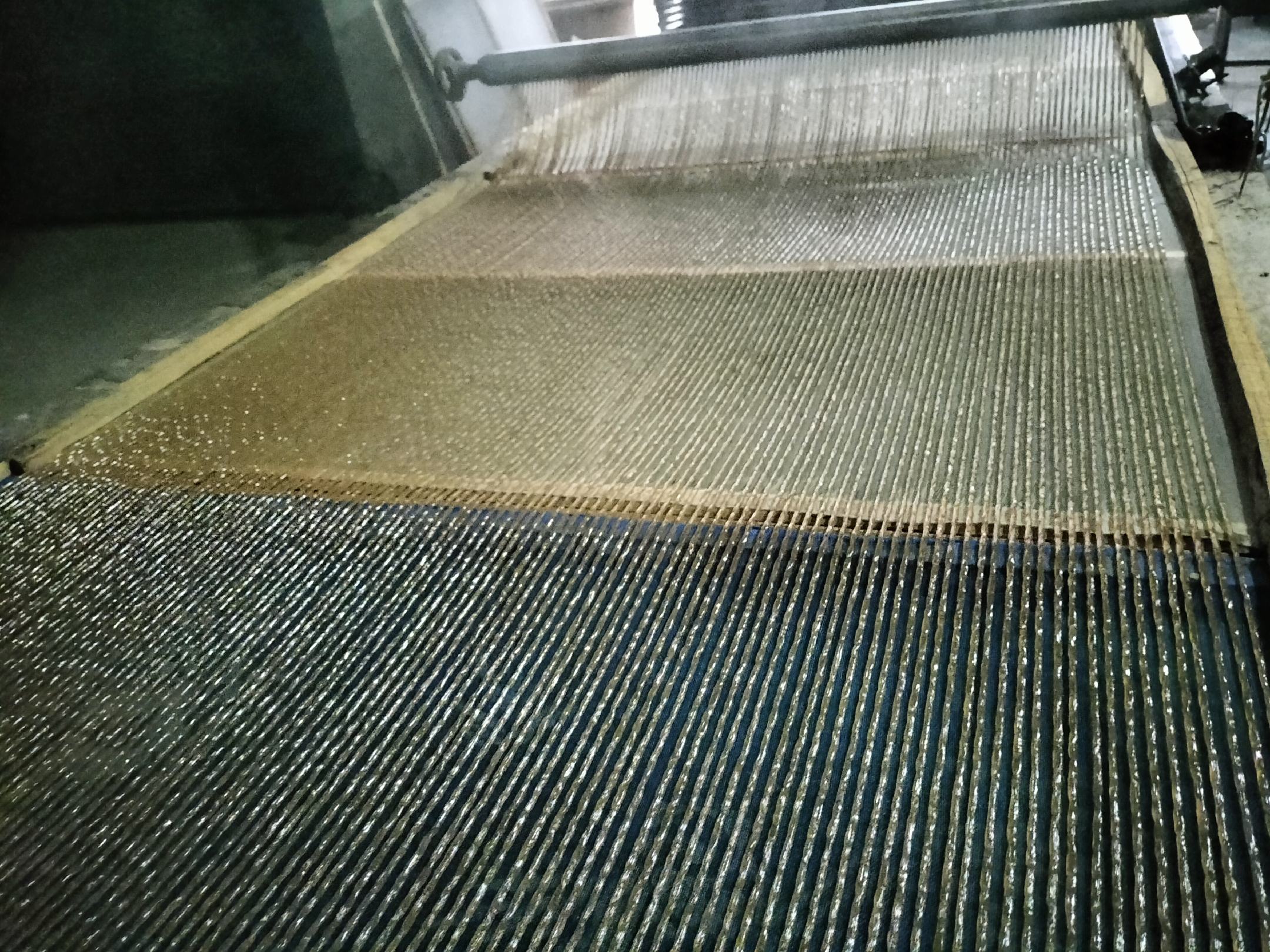 红薯粉条在锅中煮制的场景