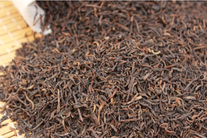 分步摄影:①干茶整颗置于玻璃壶中(果皮青褐有光泽,无霉斑裂纹);②沸水高冲瞬间,果皮表面油胞迸裂,蒸气裹挟柠檬清香升腾;③第三泡茶汤特写——琥珀色透亮,悬浮细微果胶絮状物;④第七泡叶底:果皮舒展呈半透明青黄色,熟普叶片肥厚柔软,无碳化碎末,体现优质陈化与适度烘焙 小柑桔普洱茶冲泡过程动态图