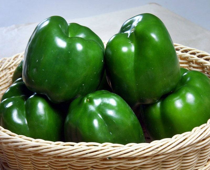 新鲜尖椒在菜篮中展示