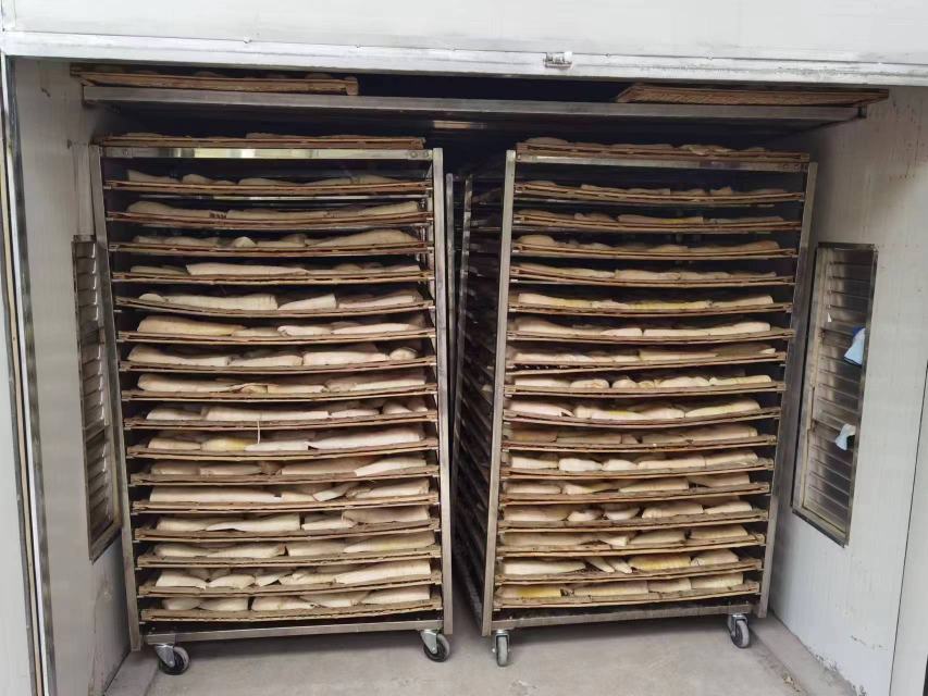 现代化竹笋加工车间内,不锈钢输送带依次通过三段温控水槽:第一段为55℃恒温浸泡槽(带循环泵与温度数显);第二段为65℃弱碱水处理槽(pH值实时监测仪显示7.8);第三段为0–4℃冰水喷淋冷却区(雾化喷头均匀覆盖笋体表面);操作工人佩戴食品级手套进行人工翻动,确保受热均一 雷竹笋梯度温控去涩加工现场