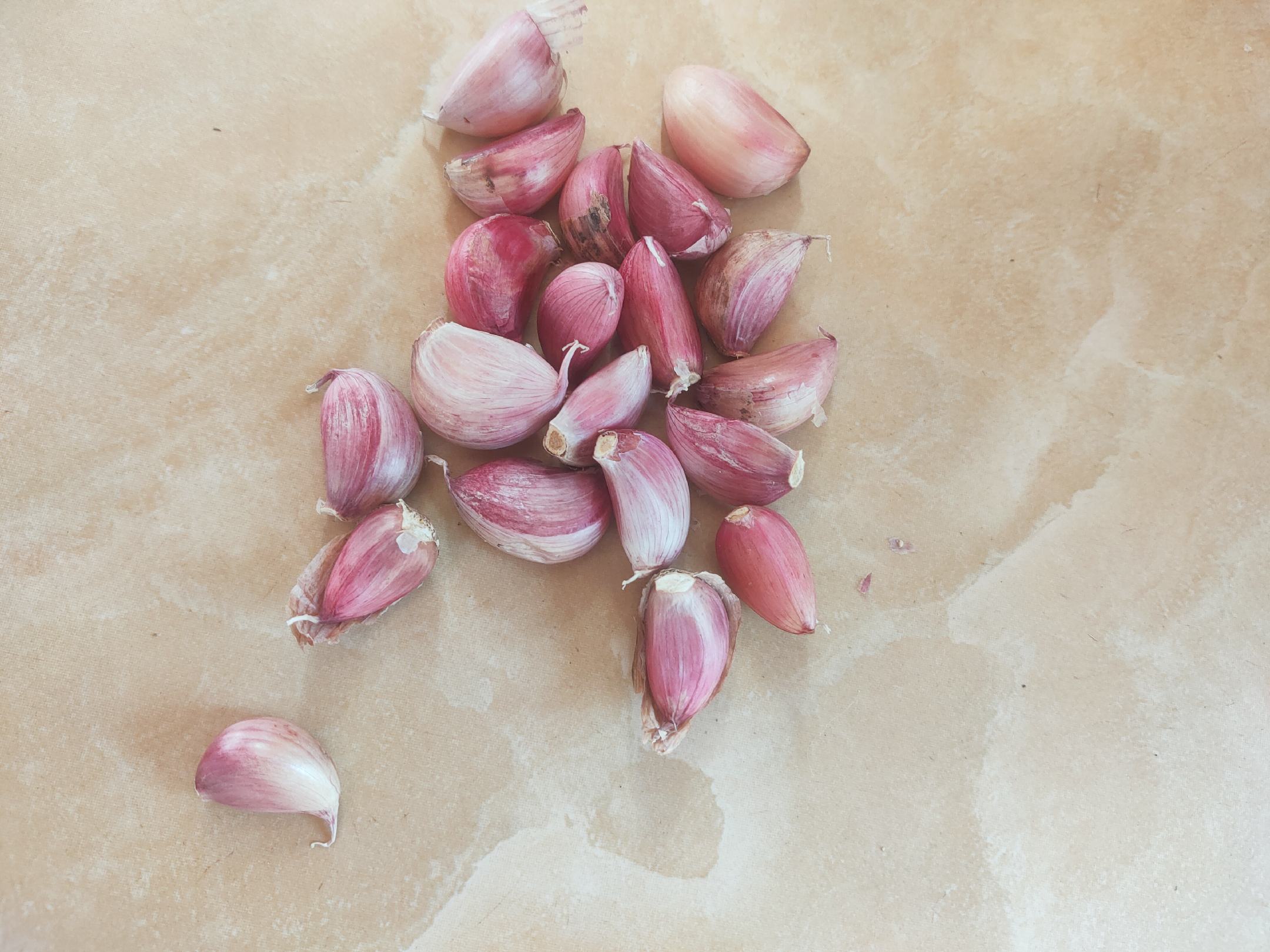 家庭主妇在厨房准备蒜米子