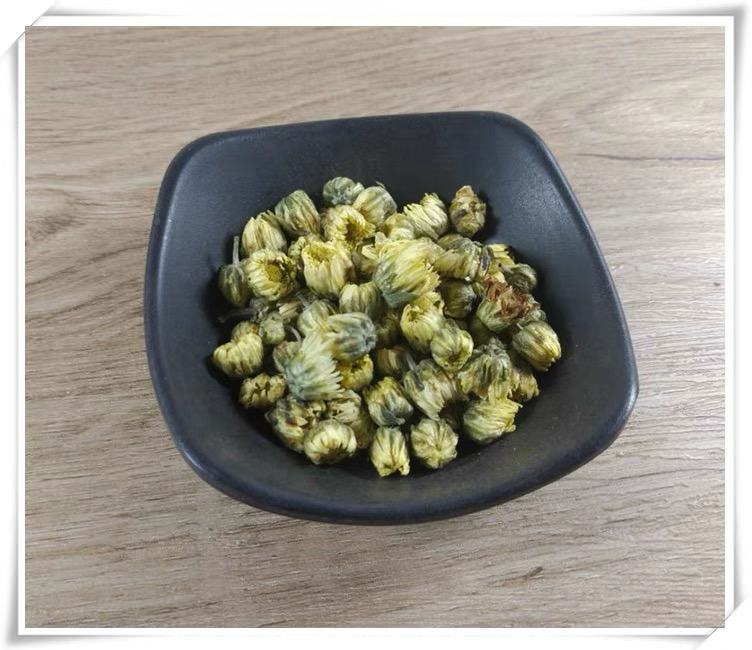 杭白菊与胎菊礼盒展示,礼盒上印有传统花纹,内部整齐摆放着干菊花,适合节日送礼或自用 杭白菊与胎菊礼盒图