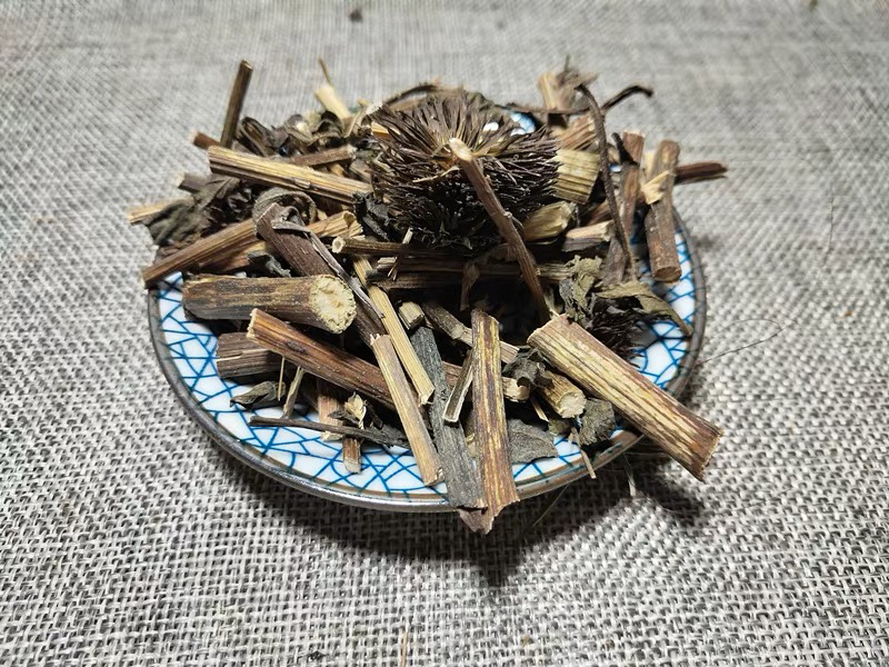实验台场景展示用雏菊花制作天然护肤水的过程,光线柔和,突出自然与科学结合的主题 玻璃烧杯中浸泡着白色雏菊花瓣的透明液体,旁边摆放棉片和小瓶容器,象征DIY护肤过程