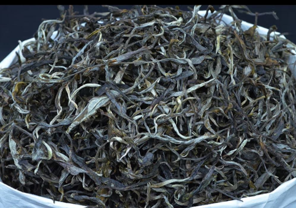 正山小种干茶紧结,茶汤红亮,带有明显的松烟香和甜润口感 正山小种干茶与茶汤