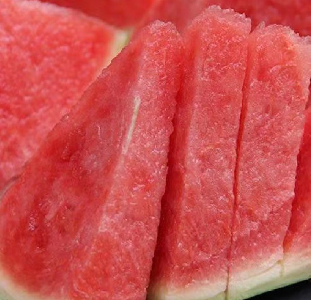 切开新鲜的8424西瓜