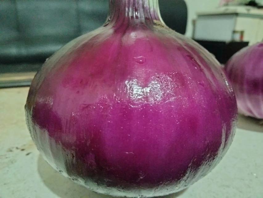 一盘新鲜剥好的金乡紫皮蒜米,颗粒饱满、外层略带紫色薄膜,内部洁白如玉,背景为农田与晾晒场景,展现从收获到初加工的过程 金乡紫皮蒜米特写