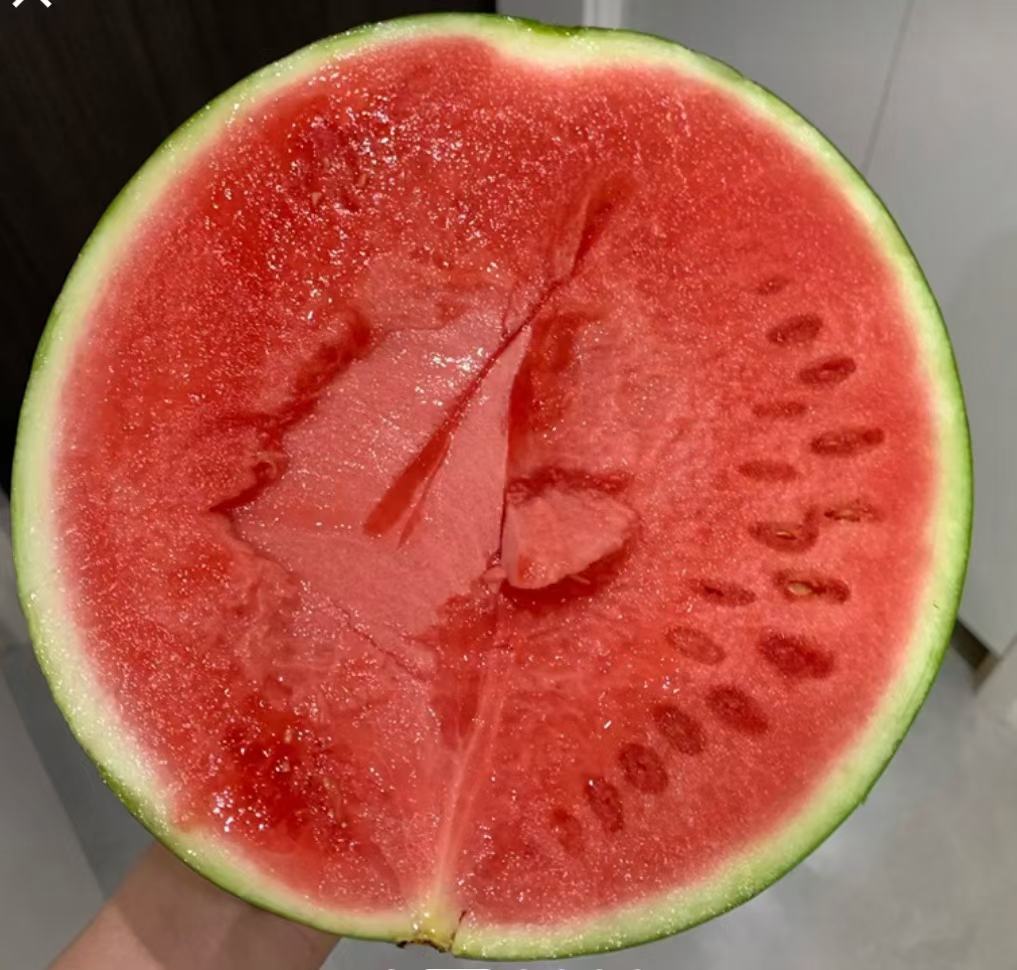 搅拌完成的西瓜红果汁倒入玻璃杯