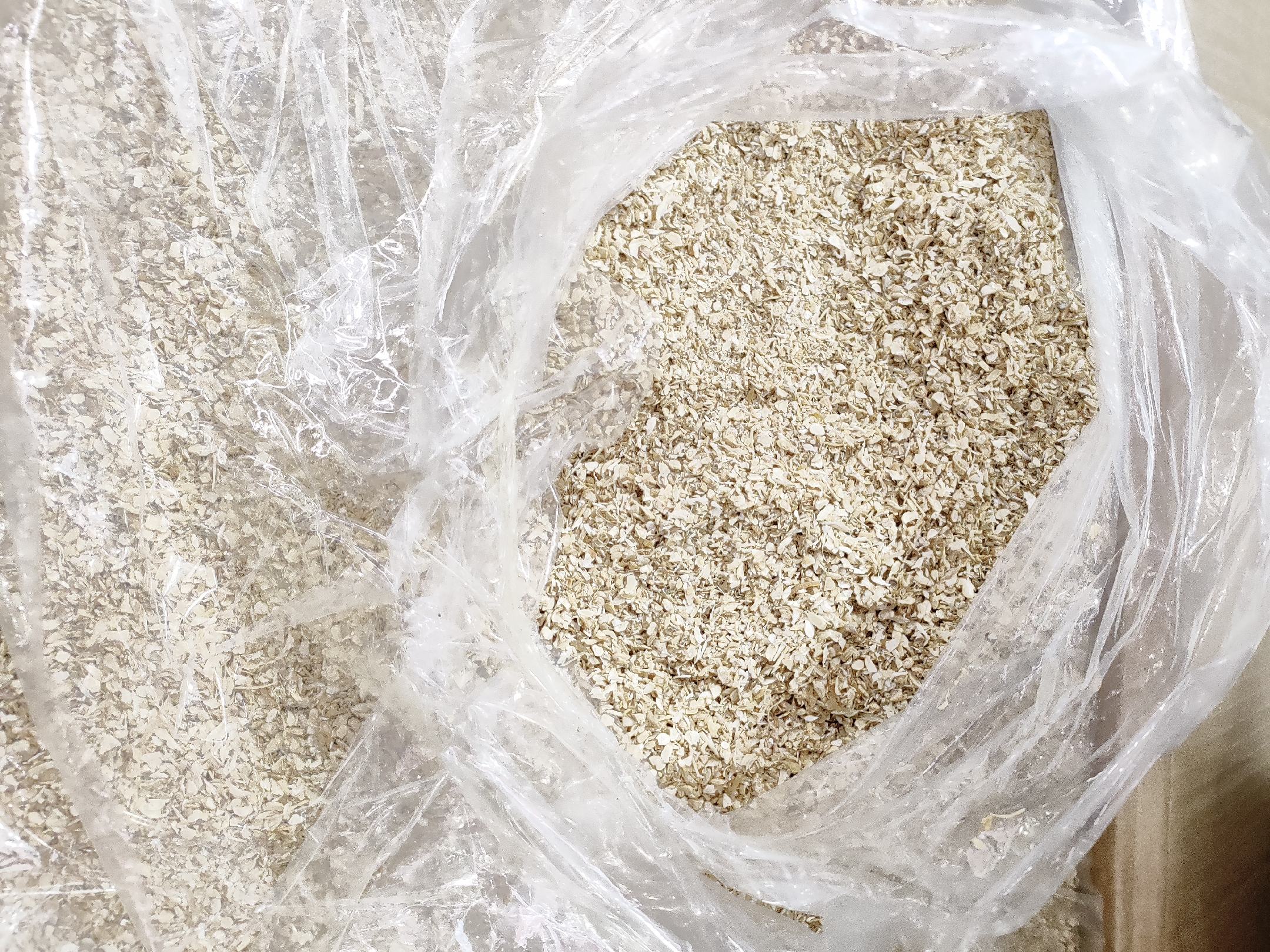 高清微距摄影:展示长白山道地西洋参鲜切片的物理特征——厚度1.5mm标准切片,颜色呈浅米黄带淡褐晕,表面分布均匀的环状形成层纹与微小皂苷结晶点,边缘自然微卷,无硫熏痕迹,体现低温真空切片工艺对活性成分的保护 长白山鲜切西洋参片特写:浅米黄色薄片,表面可见清晰环状纹理与细微结晶点,边缘微卷曲,置于竹制托盘中,背景为雪松木纹理