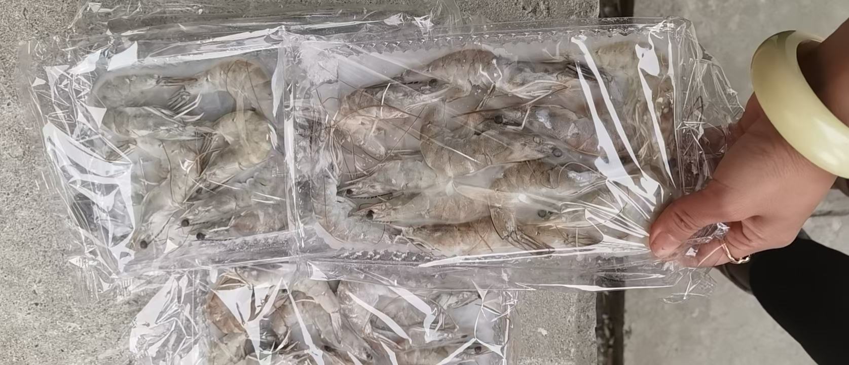 厨房秤上放置三只带壳对虾，旁边标注“单只20g”字样