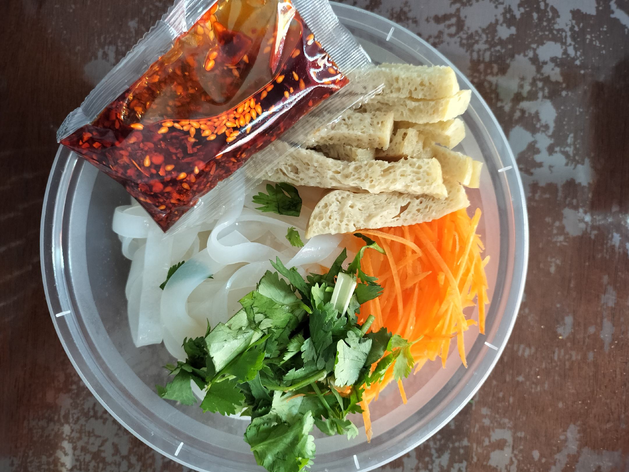 酸辣萝卜皮的调味汁调配图,展示醋、糖、辣椒等材料混合过程 酸辣萝卜皮的腌制方法