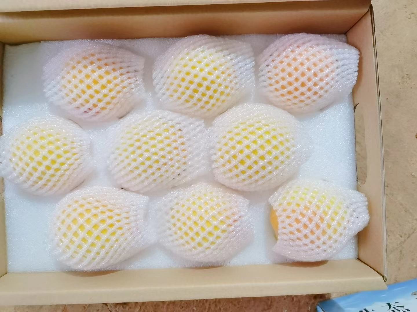 黄桃与水蜜桃市场零售场景对比图