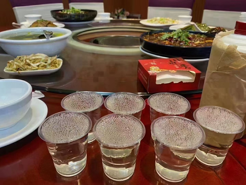 柿子与白酒的搭配场景
