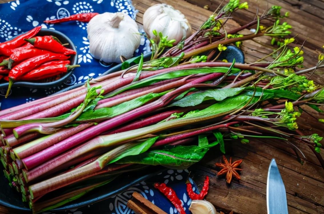 红菜苔冲菜成品高清图:展示成功冲制后的视觉特征——茎段呈鲜亮翡翠绿、断面水润有光泽、蒜末与小米辣分布均匀、无萎蔫或出水现象,突出‘脆、亮、香’三大品质 红菜苔冲菜成品特写:翠绿色斜切段整齐铺于白瓷盘,表面泛油光,点缀金黄蒜末与橙红小米辣圈,可见清晰茎节纹理与脆嫩断面