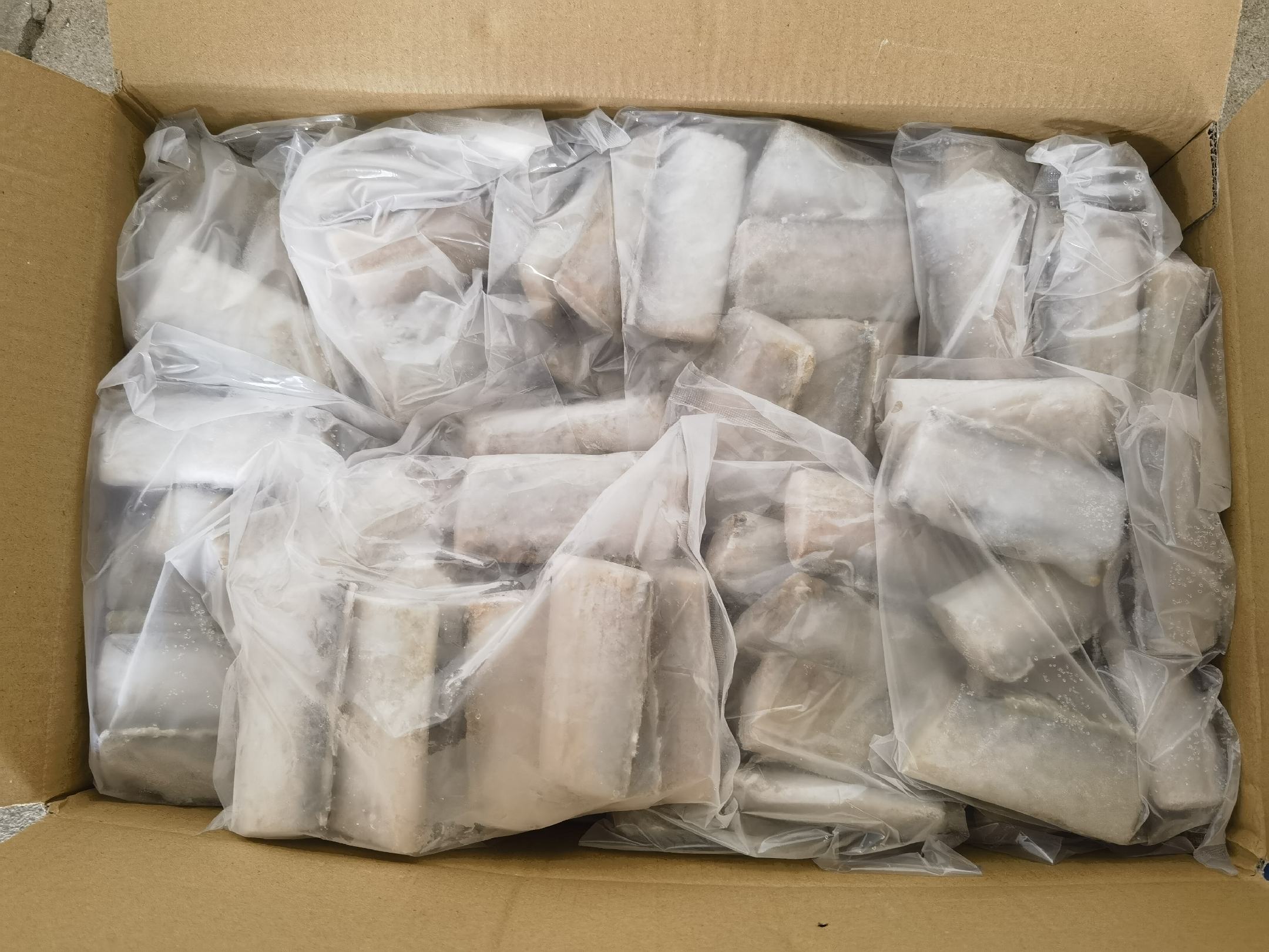 舟山国际水产城干海带出口装箱作业现场