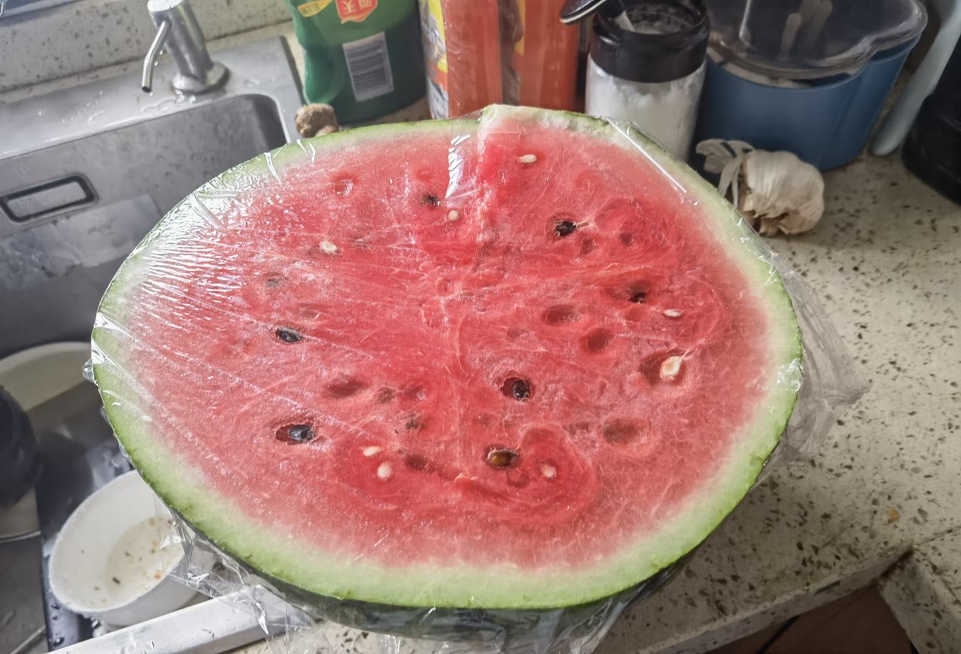超市售卖的标牌8424西瓜