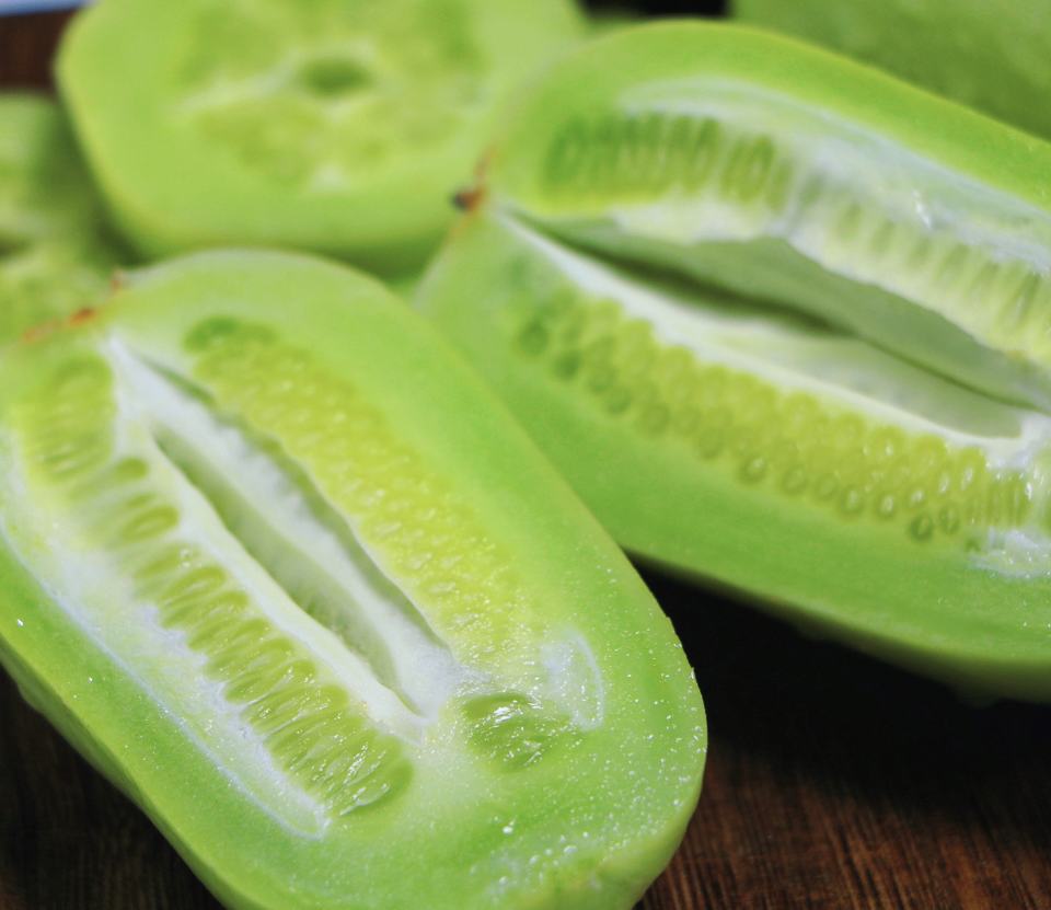 小黄瓜切片展示其内部结构,水分充足,质地细腻 小黄瓜切片展示其内部结构