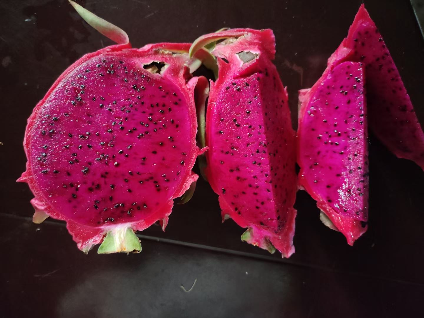红心火龙果果肉挖取过程