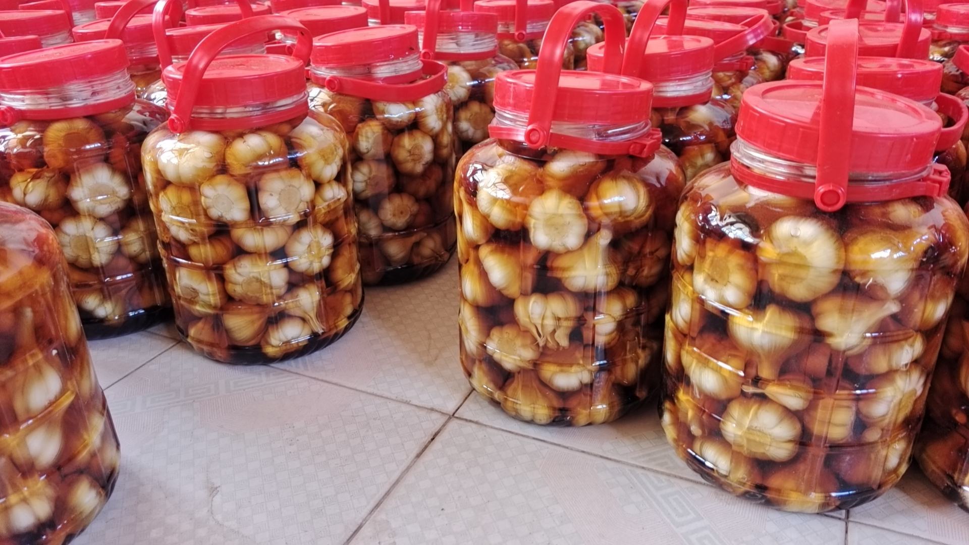 剁椒大蒜腌制成品图