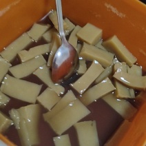 橡子粉，在金华这边叶也叫泽子粉。可做泽子豆腐