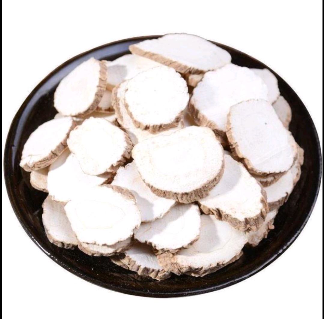 白芷分别出现在中药柜和厨房调料架上,展示其药用与食用的不同使用场景 白芷在中药柜与厨房调料架上的对比图