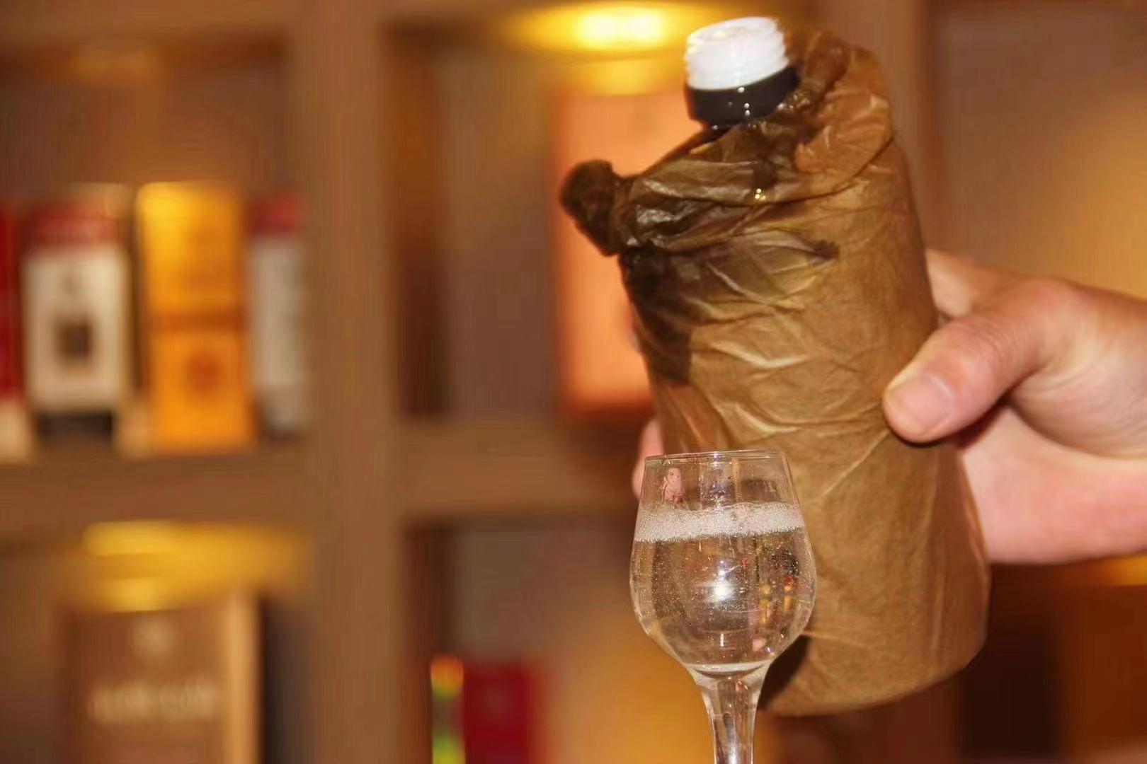 林下参酒的饮用场景图
